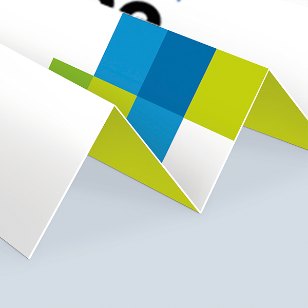 Detail der Faltung einer Klatschpappe mit blau-grünem Druckmotiv