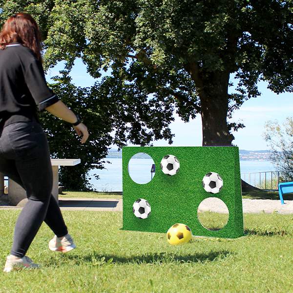 Femme jouant avec un Mur de but au motif football dehors