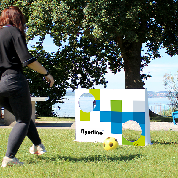 Femme jouant avec un Mur de but au motif football dehors