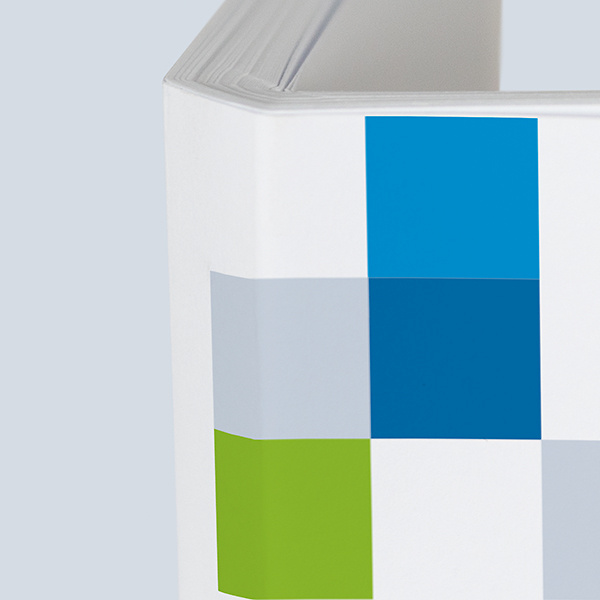 Detail des gebundenen Rückens einer A4-Montageanleitung