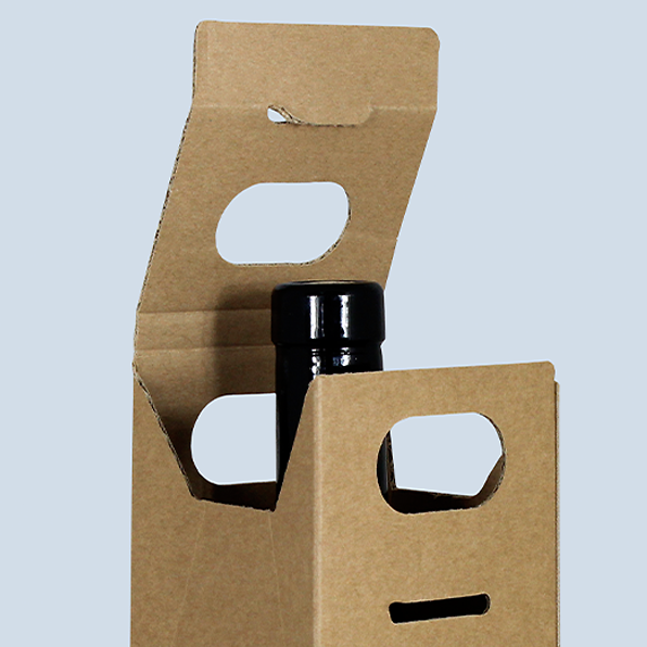 Detail der geöffneten braunen 1er-Weinverpackung mit Weinflasche