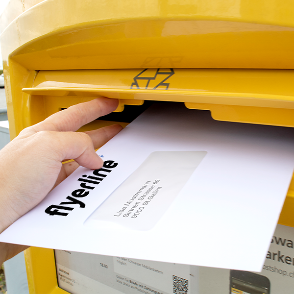 Enveloppe C4 imprimée glissée dans une boîte aux lettres