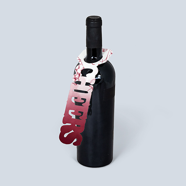 Cheers-Flaschenanhänger mit rotem Farbverlauf an einer Weinflasche