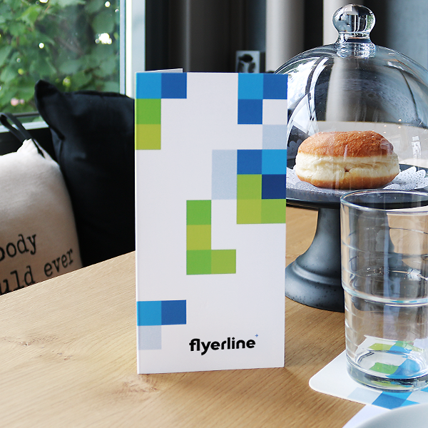Gefalzte Speisekarte mit individuellem Design als Tischaufsteller im Café