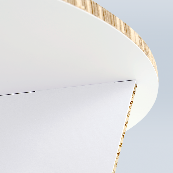 Detail der Tischplatte eines runden Stehtischs aus Karton