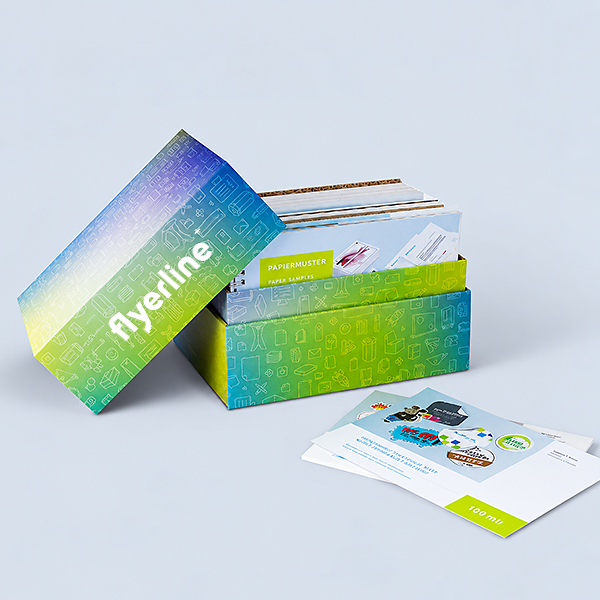 Geöffnete Musterbox mit Papiermustern und Druckbeispielen