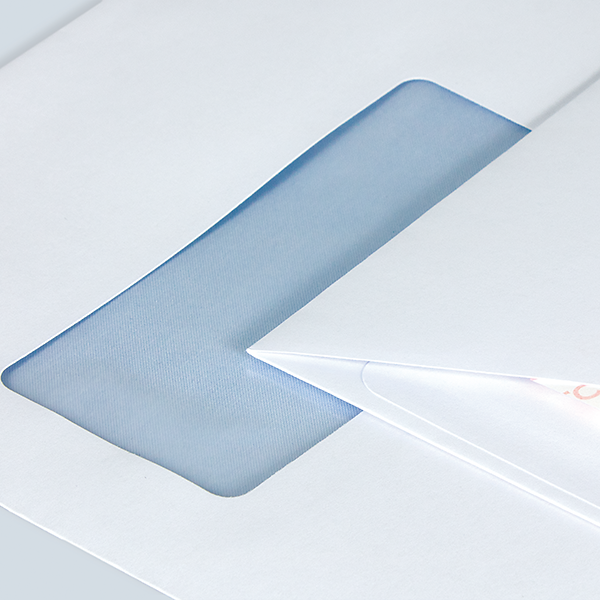 Détail de la fenêtre d’adresse d’une enveloppe C4 blanche