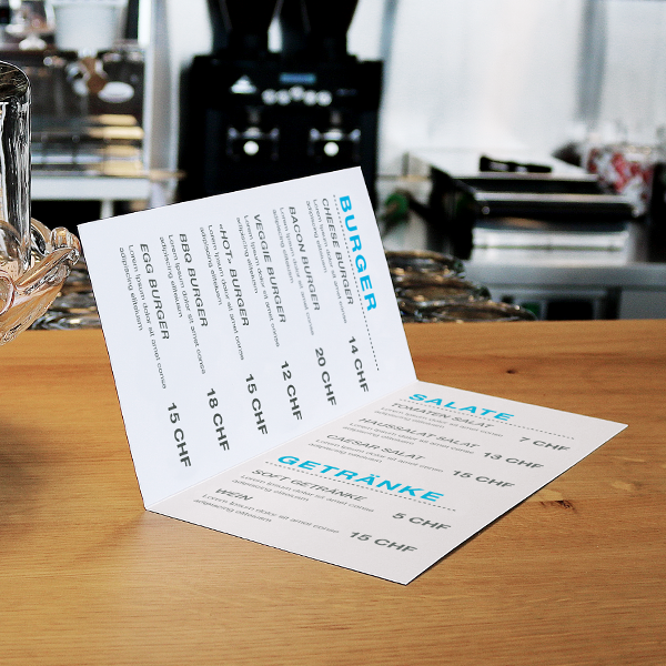 Aufgeklappte Speisekarte mit Getränkeauswahl auf einem Restauranttisch