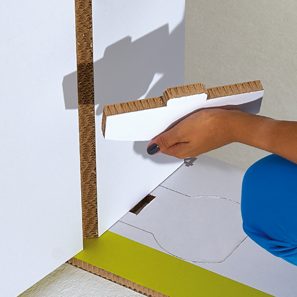 Inserting an interlocking connector into the wall of the Exhibition Stand - Vreni