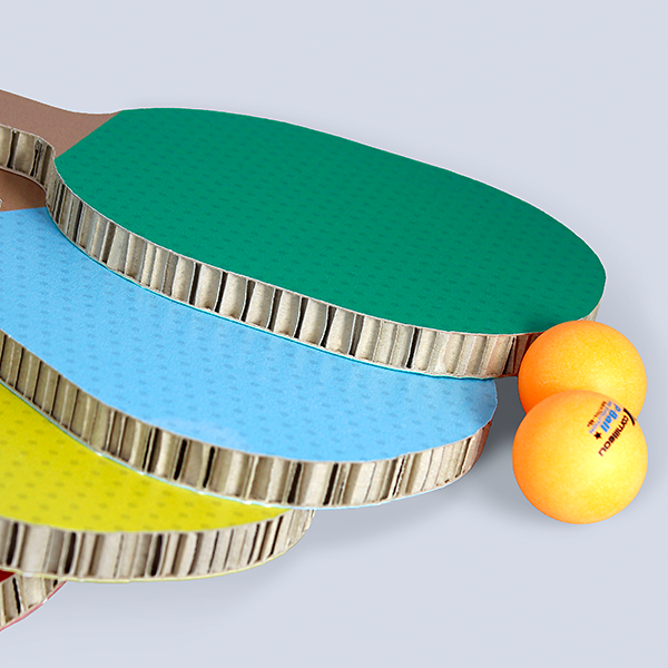Bunte Ping-Pong-Schläger aus Karton mit Spielbällen